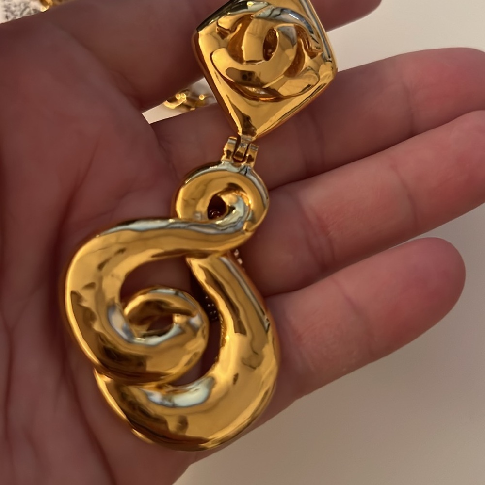 Chanel Vintage Elegant Gold Necklace Chain with Pendant - Picture 6 of 6